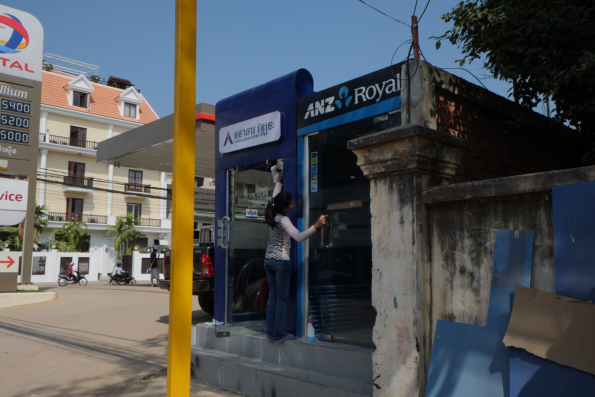 atms and cash withdrawl in cambodia